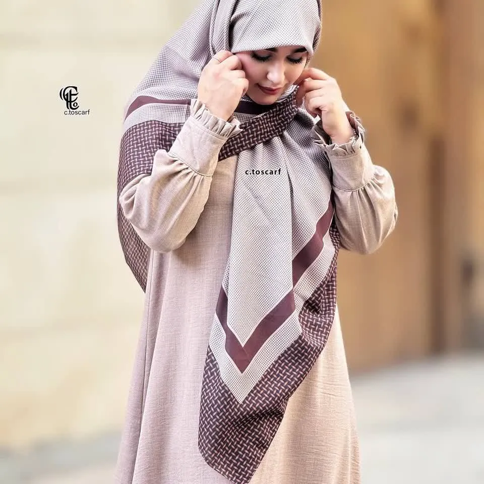 روسری نخ کاستوم طرح کاملیا قواره بزرگ کرم قهوه ای و سبز سایز 140